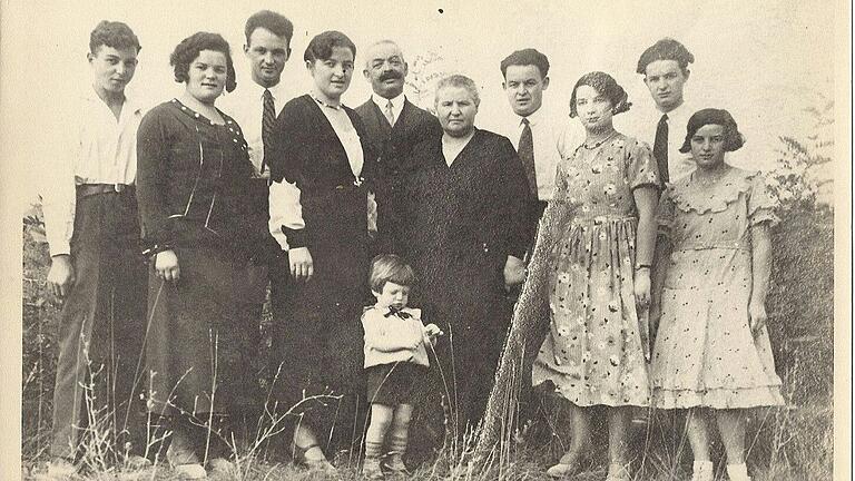 Das Bild aus dem Jahre 1933 zeigt Irma Rothschild (Vierte von links) im Kreise ihrer Familie.