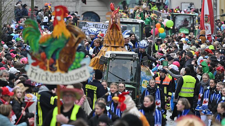 Zahlreiche Besucher verfolgten am Sonntag den Faschingszug in Ochsenfurt. Beim größten Zug im Landkreis Würzburg zogen viele Närrinnen und Narren mit aufwendig geschmückten Wagen und viel guter Laune durch die Altstadt.