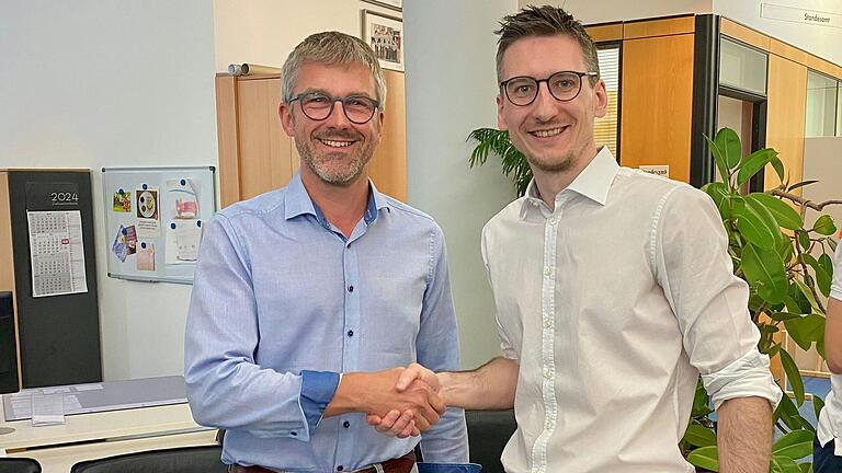 Zieht nun ins Bad Brückenauer Rathaus ein: Jan Marberg (rechts, SPD). Unser Bild zeigt ihn mit seinem Vorgänger im Amt Jochen Vogel (CSU).