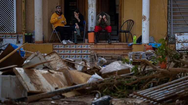 Nach den Überschwemmungen in Spanien - Viele Straßen sind noch unbefahrbar. Nach den Überschwemmungen in Spanien - Viele Straßen sind noch unbefahrbar.