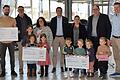 Spendenübergabe mit (von links) Besnik Buteli (Lebenshilfe), Andreas Roth (Lebenshilfe), Corinna Schleyer (katholischer Kindergarten, Bürgermeister Oliver Schulze, Katrin Kneuer (evangelischer Kindergarten), Stefan Collisi und Andreas Schubert.