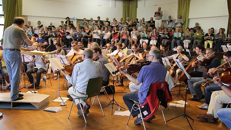 Musizierende Mediziner: Mit einem gewaltigen Klangkörper von 120 Sängern und 80 Orchestermitgliedern lassen der Deutsche Ärztechor und das Bayerische Ärzteorchester Musik im Haus des Gastes in Hofheim erklingen.