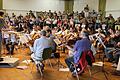 Musizierende Mediziner: Mit einem gewaltigen Klangkörper von 120 Sängern und 80 Orchestermitgliedern lassen der Deutsche Ärztechor und das Bayerische Ärzteorchester Musik im Haus des Gastes in Hofheim erklingen.