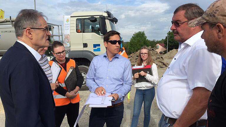 Wie geht es weiter auf der Baustelle? Bürgermeister Eberhard Streit (links) und sein Stellvertreter Thomas Dietz (Zweiter von rechts) im Gespräch mit Sebastian Hobler vom Planungsbüro Zehe (Mitte) sowie Vertretern der Baufirma Strabag, des Überlandwerks und der Bayerischen Rhöngas.