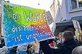 'Die Würde des Menschen ist unantastbar': Ein Zitat aus dem Grundgesetz, zu sehen auf einem Schild bei der Kundgebung 'Nie wieder ist jetzt' in Schweinfurt am 27. Januar. Der Stadtrat schloss sich nun der sogenannten 'Trierer Erklärung' des Deutschen Städtetages an.