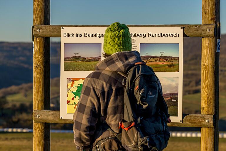 Welches Gestein prägt die Gegend am Rand des Vogelsbergs? Am Wegesrand gibt es Informationen. Welches Gestein prägt die Gegend am Rand des Vogelsbergs? Am Wegesrand gibt es Informationen.