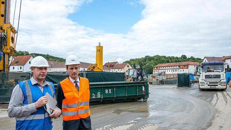 Gift im Boden: Sattler-Altlasten       -  Ortstermin Schonungen (Lkr. Schweinfurt) im September 2014: Die Altlastenentfernung im Sattler-Wohnareal geht in seine letzte Phase. Landrat Florian Töpper (rechts) lässt sich von Thomas Benz den Stand der Dinge erklären. Benz hat für das Landratsamt die Öffentlichkeitsarbeit zum Thema Altlast koordiniert.