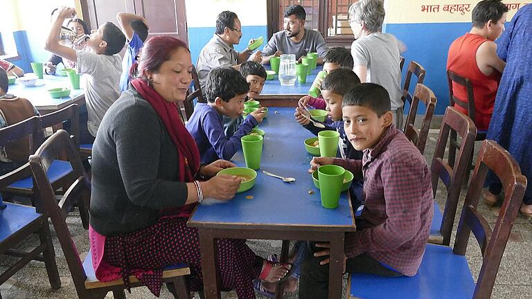 Nepal-Hilfe: Essen im Kinderhaus Nepal-Hilfe: Essen im Kinderhaus