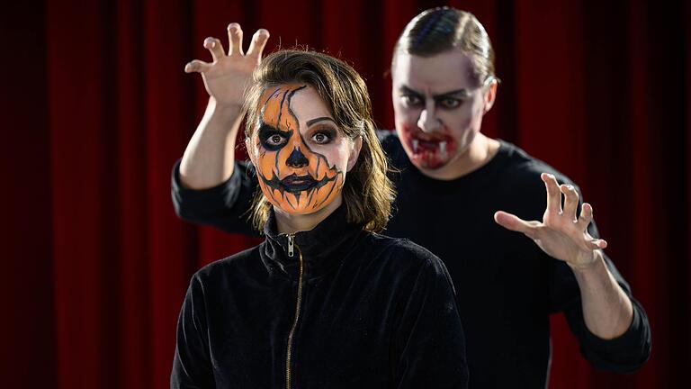 Grusel-Maske für Halloween, einfach nachgemacht: Alica Keyser und Jakob Stenzel, Maskenbildner am Mainfrankentheater in Würzburg, präsentieren Kürbis-Fratze und Graf Dracula und geben Tipps fürs Schminken.