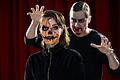 Grusel-Maske für Halloween, einfach nachgemacht: Alica Keyser und Jakob Stenzel, Maskenbildner am Mainfrankentheater in Würzburg, präsentieren Kürbis-Fratze und Graf Dracula und geben Tipps fürs Schminken.