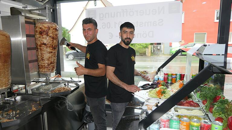 Geschäftsführer Dündar Nayir (links) und Inhaber Ridvan Zan (rechts) garantieren im Roza Imbiss stets frisch zubereitete Speisen.