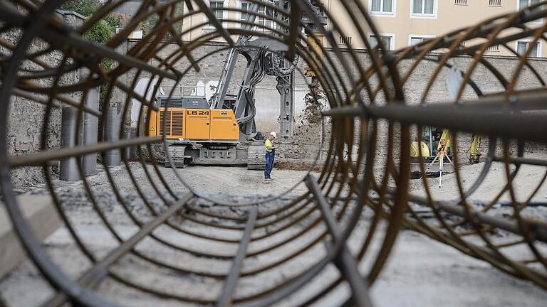 Baustelle Franziskanerkloster       -  Impressionen aus dem Hof des Franziskanerklosters. Dort dominieren Bagger und Bohrer das Gelände.