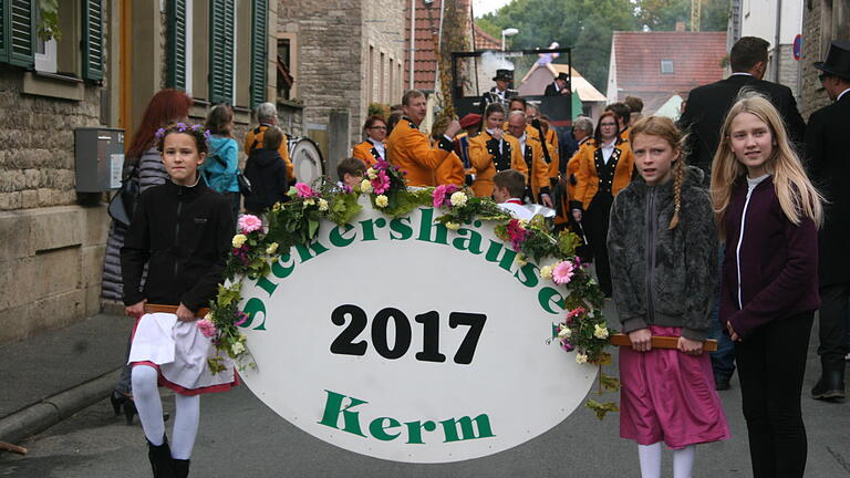 Kerm in Sickershausen: Erst der Rathaussturm, dann die Krönung der neuen Weinprinzessin und dann der Umzug. Das war auch 2017 die Kerm im Kitzinger Stadtteil Sickershausen.