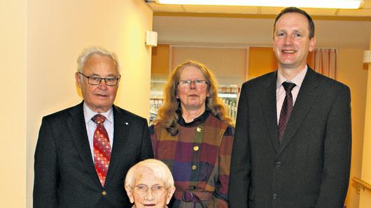 Ihren 100. Geburtstag feierte gestern in Eltmann Maria Zeißner. Herzlich gratulierten dazu Landrat Rudolf Handwerker, Pastoralreferentin Barbara Heinrich und Bürgermeister Michael Ziegler (von links).