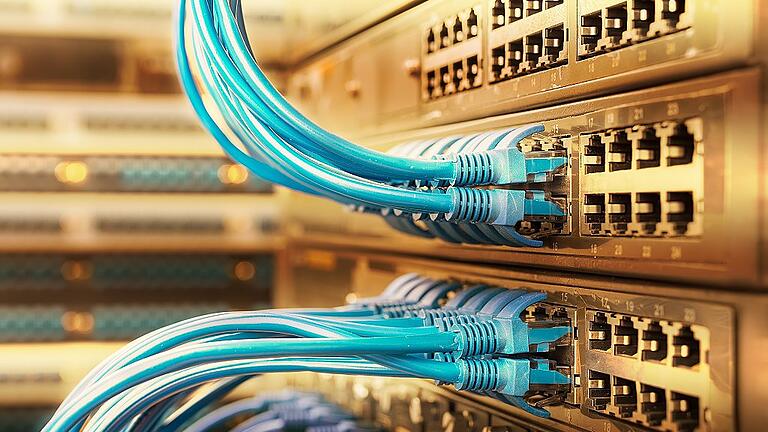 network cable with high tech technology color background       -  Grenzenlose Freiheit: Mit deutlicher Mehrheit stoppten die Parlamentarier am Donnerstag in Straßburg die Pläne für ein neues digitales Urheberrecht.Thinkstock