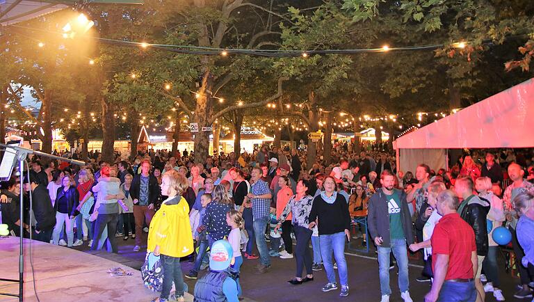 Am Donnerstagabend bevölkerten etwa 8000 Besucher das Volkacher Weinfest.