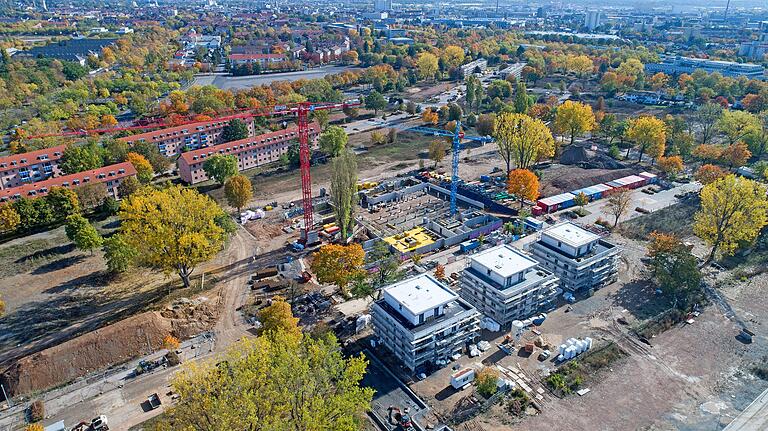 Die Drohnenaufnahme zeigt im Vordergrund das Bauvorhaben 'Living@Manor', dahinter das zweite Bauvorhaben 'Living@Askren' im neuen Stadtteil Bellevue, vormals Askren Manor. Die Drohnenaufnahme zeigt im Vordergrund das Bauvorhaben 'Living@Manor', dahinter das zweite Bauvorhaben 'Living@Askren' im neuen Stadtteil Bellevue, vormals Askren Manor.