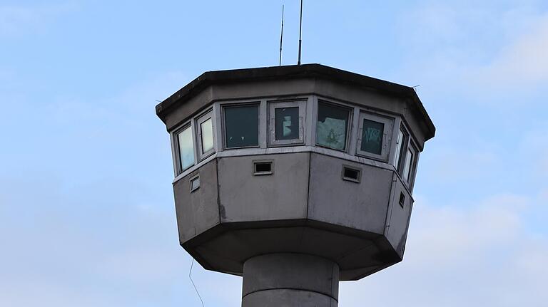 Das ehemalige Militärgelände auf der Traumrunde Sulzfeld-Kitzingen ist ein interessantes Motiv für Hobby-Fotografen und Lost-Place-Liebhaber. Hier gilt zwar 'Betreten verboten!', doch auch von außen lassen sich gute Fotos einfangen.