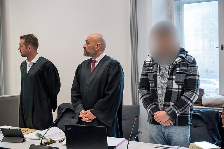 Der Angeklagte am Landgericht Bamberg neben seinen beiden Verteidigern, Andreas Dräger (li.) und Aybora Akgün. Auf vier Verhandlungstage ist der Prozess wegen versuchten Mordes angesetzt. Der Angeklagte am Landgericht Bamberg neben seinen beiden Verteidigern, Andreas Dräger (li.) und Aybora Akgün. Auf vier Verhandlungstage ist der Prozess wegen versuchten Mordes angesetzt.