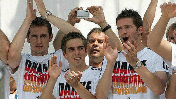 Sommermärchen       -  Philipp Lahm feiert 2006 nach der WM in Deutschland mit den anderen Nationalspielern auf der Hauptbühne der Fanmeile in Berlin. Foto: Rainer Jensen