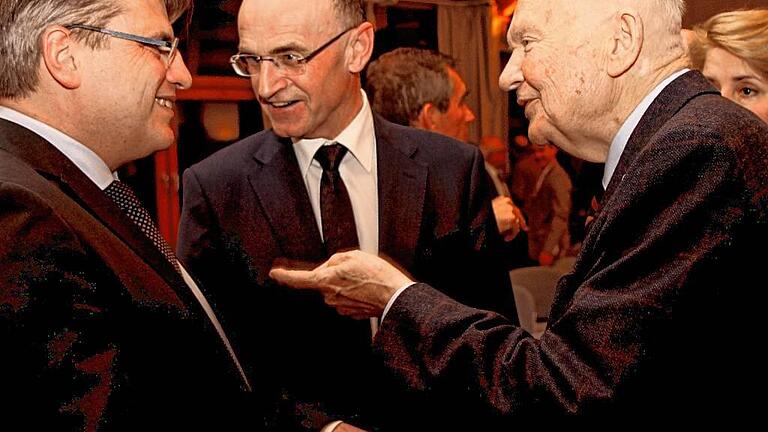 Aktiv wie eh und je war der ehemalige Staatssekretär Albert Meyer, der in wenigen Wochen seinen 90. Geburtstag feiert. Hier ist er im Gespräch mit Justizminister Winfried Bausback und Landrat Wilhelm Schneider (von links). Aktiv wie eh und je war der ehemalige Staatssekretär Albert Meyer, der in wenigen Wochen seinen 90. Geburtstag feiert. Hier ist er im Gespräch mit Justizminister Winfried Bausback und Landrat Wilhelm Schneider (von links).
