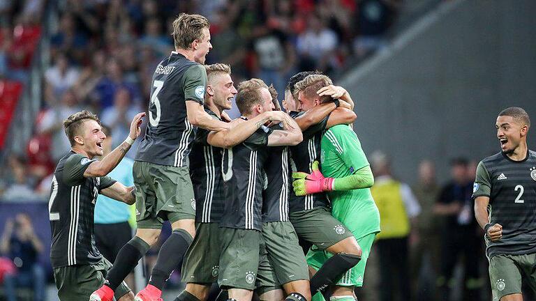 Elfer-Held - Die deutschen Spieler bejubeln ihren Torwart Julian Pollersbeck (r) nach dem Sieg über England im Elfmeterschießen. Foto: Jan Woitas Elfer-Held - Die deutschen Spieler bejubeln ihren Torwart Julian Pollersbeck (r) nach dem Sieg über England im Elfmeterschießen. Foto: Jan Woitas