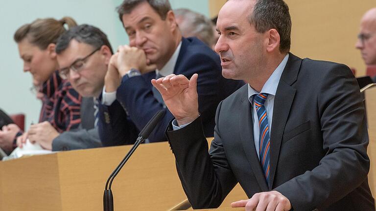 Ob er wieder die Stromtrassen in Frage stellt, die die Koalition 'ohne Wenn und Aber' unterstützt? Ministerpräsident Markus Söder (CSU) beäugt seinen Vize Hubert Aiwanger (Freie Wähler) während einer Regierungserklärung zur Energiepolitik kritisch. Ob er wieder die Stromtrassen in Frage stellt, die die Koalition 'ohne Wenn und Aber' unterstützt? Ministerpräsident Markus Söder (CSU) beäugt seinen Vize Hubert Aiwanger (Freie Wähler) während einer Regierungserklärung zur Energiepolitik kritisch.