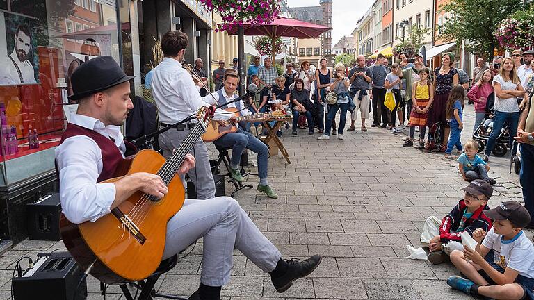 Straßenmusiker und Künstler bereichern das Schweinfurter Stadtbild in der Innenstadt ab 5. März an 25 Samstagen in diesem Jahr, um für mehr Belebung zu sorgen. Das Bild entstand beim letzten Pflasterklang 2019 des KulturPackts vor der Corona-Pandemie. Straßenmusiker und Künstler bereichern das Schweinfurter Stadtbild in der Innenstadt ab 5. März an 25 Samstagen in diesem Jahr, um für mehr Belebung zu sorgen. Das Bild entstand beim letzten Pflasterklang 2019 des KulturPackts vor der Corona-Pandemie.