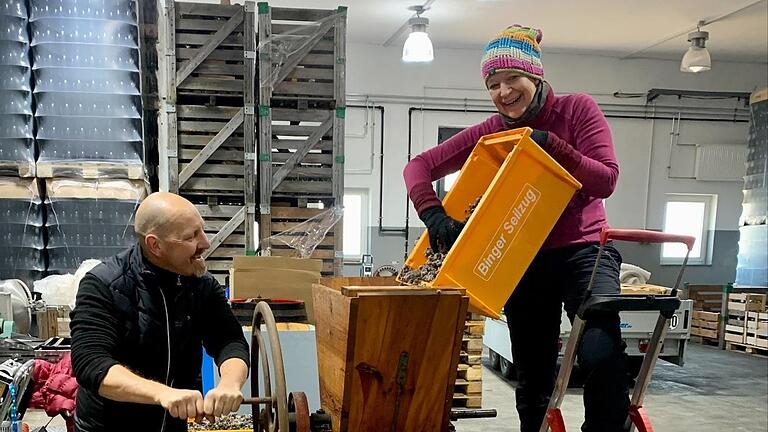 Per Hand haben Thomas und Ulrike Lange die gefrorenen Beeren zerkleinert.       -  Per Hand haben Thomas und Ulrike Lange die gefrorenen Beeren zerkleinert.