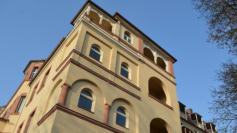 Der Würzburger Architekt Anton Eckert stattete das Gebäude mit Rundbögen im Stil der Neoromantik aus.