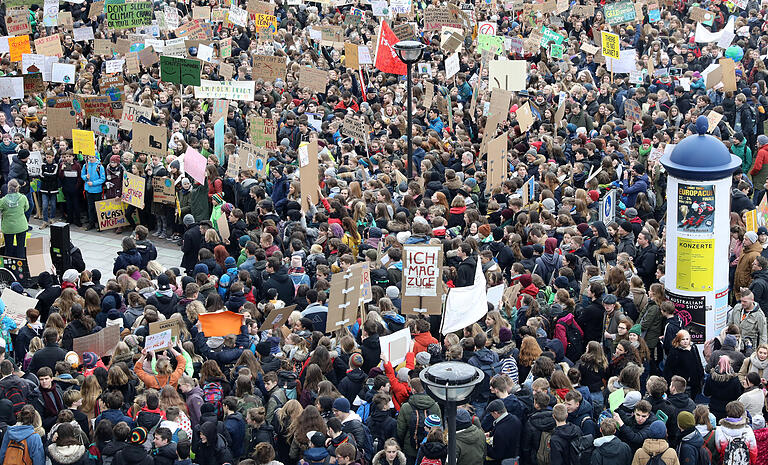 Die Jugend schert sich nicht um Politik, behaupten Erwachsene gerne. Stimmt nicht, kontern die Initiatoren der Schülerunion Haßberge. Beweis: Die Schülerproteste gegen Klimawandel wie hier im Bild in Rostock.