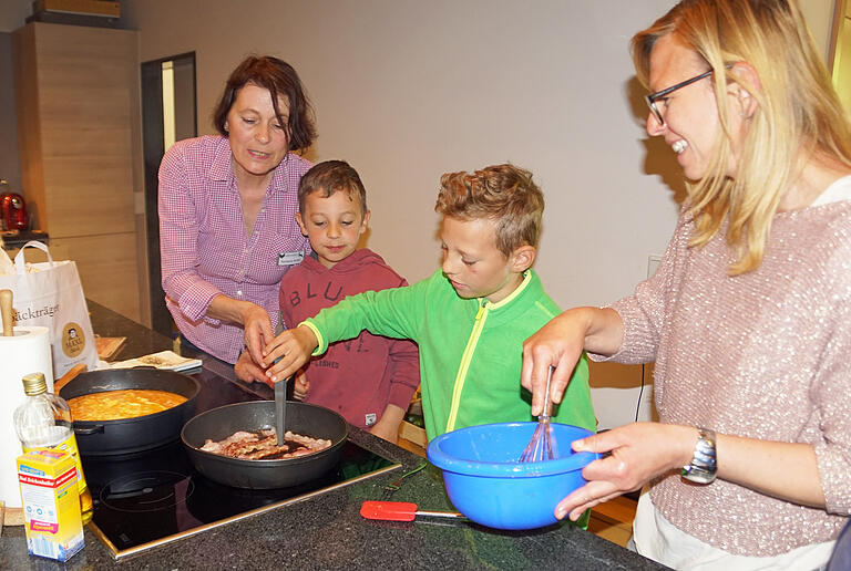 Barbara Kuhn ließ ihre Gäste in die Küche. Rührei mit Speck und Spiegeleier direkt vom Hof durften sie sich zum Frühstück selbst zubereiten.