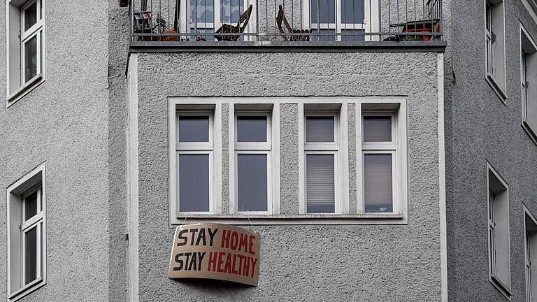 Bleib daheim, bleib gesund. Plakat an einem Fenster in Berlin.