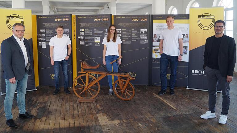 Mit einem jungen Innovationsteam geht die Reich GmbH in Mellrichstadt einen mutigen Schritt in die Zukunft. Im Bild (von links) Georg Smolorz (Leiter Business Development und Vertrieb) mit Christopher Beck, Celina Hofmann und Christian Gluth sowie  Oliver Thiele (Personalleiter).