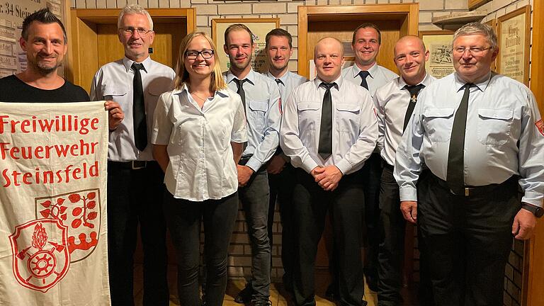 Unser Bild zeigt (von links) Schriftführer Christian Schramm, 1. Vorsitzenden Wolfgang Thein, die Kassiererin Laura Lach, die beiden stellvertretenden Vorsitzenden Simon Fuß und Patrick Wagenhäuser, den 1. Kommandanten Mathias Henneberger, den 2. Kommandanten Max Fuß, den 3. Kommandanten Jonas Henneberger sowie den Ehrenkommandanten Erich Öchsner.