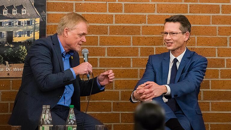 Grünen-Fraktionssprecher Holger Laschka (links, hier mit Oberbürgermeister Sebastian Remelé bei einer Podiumsdiskussion im Pfarrzentrum St. Kilian 2020) kritisiert die Stadt Schweinfurt. Sie habe versucht, den Stadtrat beim Verkauf des Geländes am Gottesberg 'zu übertölpeln'.