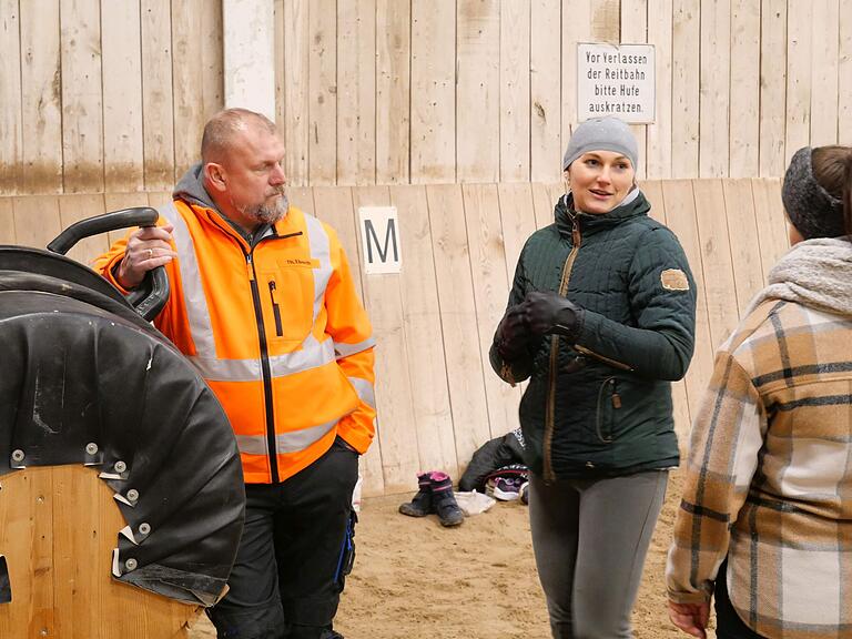 Ein wichtiger Teil der Aktion der Servicestelle Ehrenamt „Weg vom Schreibtisch – hin zum Ehrenamt“ ist, dass Vereine und Politik ins Gespräch kommen. Hier: Landrat Thomas Eberth mit Vorstandsmitglied Sophie Kordmann vom Reit Club Reichenberg und Katharina Scheller vom Landratsamt Würzburg.