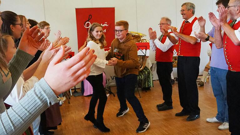 Spaß bei traditionellen fränkischen Tänzen.