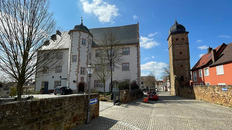 Eine Station der Nachtwächterführung ist die ehemalige Amtsvogtei mit dem Eulenturm an der westlichen Stadtmauer in der Altstadt von Gerolzhofen. Die Vogtei ließ Julius Echter um 1600 umbauen und erweitern. Eine Station der Nachtwächterführung ist die ehemalige Amtsvogtei mit dem Eulenturm an der westlichen Stadtmauer in der Altstadt von Gerolzhofen. Die Vogtei ließ Julius Echter um 1600 umbauen und erweitern.