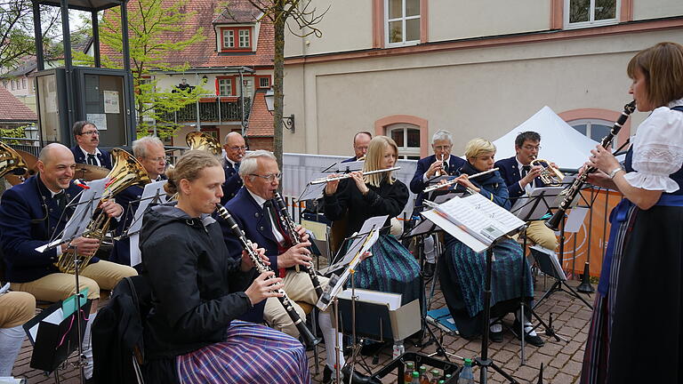 Die Fränkischen Musikanten unterhielten mit Blasmusik die Besucher.