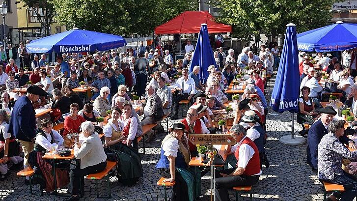 Beim Abschluss des 14. Unterfränkischen Volksmusikfestes war der Marktplatz in Haßfurt gut gefüllt.