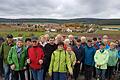 Die DJK-Wandergruppe der Dorfrunde stellte sich vor der Kulisse von Lebenhan zum Foto.