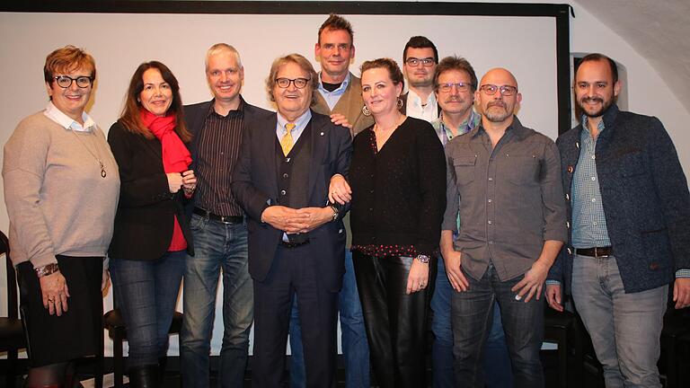 Mit Helmut Markwort in der Mitte stellten sich die neun Stadtratskandidaten der FDP im Keller des Weinhauses Mehling zum Foto (von links): Heike Kruthoffer, Dunja Reitz, Peter Sander, Hemut Markwort, Christoph von Hutten, Monika Bosky, Lukas König, Horst Neuf, Ramin Shafiai und Sebastian Inderwies. Mit Helmut Markwort in der Mitte stellten sich die neun Stadtratskandidaten der FDP im Keller des Weinhauses Mehling zum Foto (von links): Heike Kruthoffer, Dunja Reitz, Peter Sander, Hemut Markwort, Christoph von Hutten, Monika Bosky, Lukas König, Horst Neuf, Ramin Shafiai und Sebastian Inderwies.