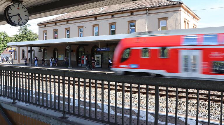 Den Bahnhof in Lohr am Main hat die Aedificia im Jahr 2016 gekauft. Außer einem neuen Anstrich hat sich am und im Gebäude seither wenig getan.