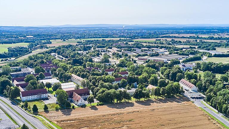 Eine neue&nbsp; Zufahrt wird für den geplanten interkommunalen Gewerbepark Conn Barracks&nbsp; rechts am Verwaltungsgebäude der Ankereinrichtung bei Geldersheim gebaut.&nbsp; Diese Aufnahme stammt aus dem April 2021.&nbsp;