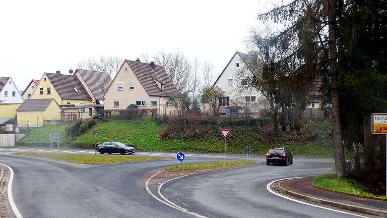 Hier zweigt der aus Richtung Homburg kommende Verkehr von der Staatsstraße nach Lengfurt und auf die Mainbrücke ab. Gegenüber biegt der Gegenverkehr auf die Maintalache ein.