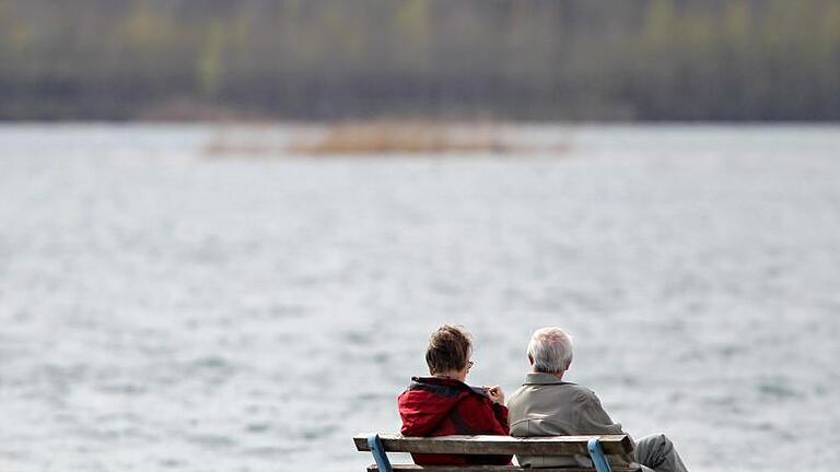 Zwei Rentner genießen die Aussicht auf einen See: Rente mit 63 ist weiter voll im Trend. Foto: Jan Woitas/dpa-Zentralbild/dpa       -  Rente mit 63? Das ist möglich, aber nur unter bestimmten Voraussetzungen.