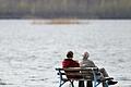 Zwei Rentner genießen die Aussicht auf einen See: Rente mit 63 ist weiter voll im Trend. Foto: Jan Woitas/dpa-Zentralbild/dpa       -  Rente mit 63? Das ist möglich, aber nur unter bestimmten Voraussetzungen.