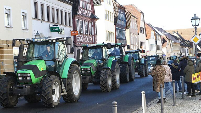 Mehr als 55 Traktoren fuhren bereits Ende Januar durch Haßfurt und machten auf ihre Sorgen aufmerksam