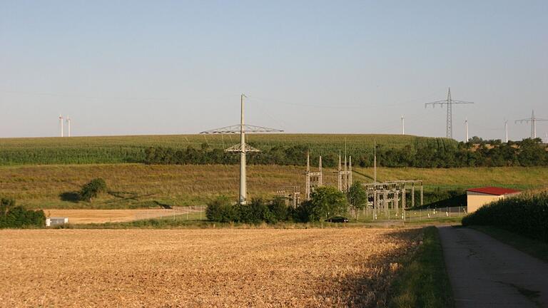 Die Pläne für die 'Bürgersonnenenergie Martinsheim' nahe dem Umspannwerk wurden wegen fehlender Leitungskapazitäten und mangelnder Wirtschaftlichkeit aufgegeben.